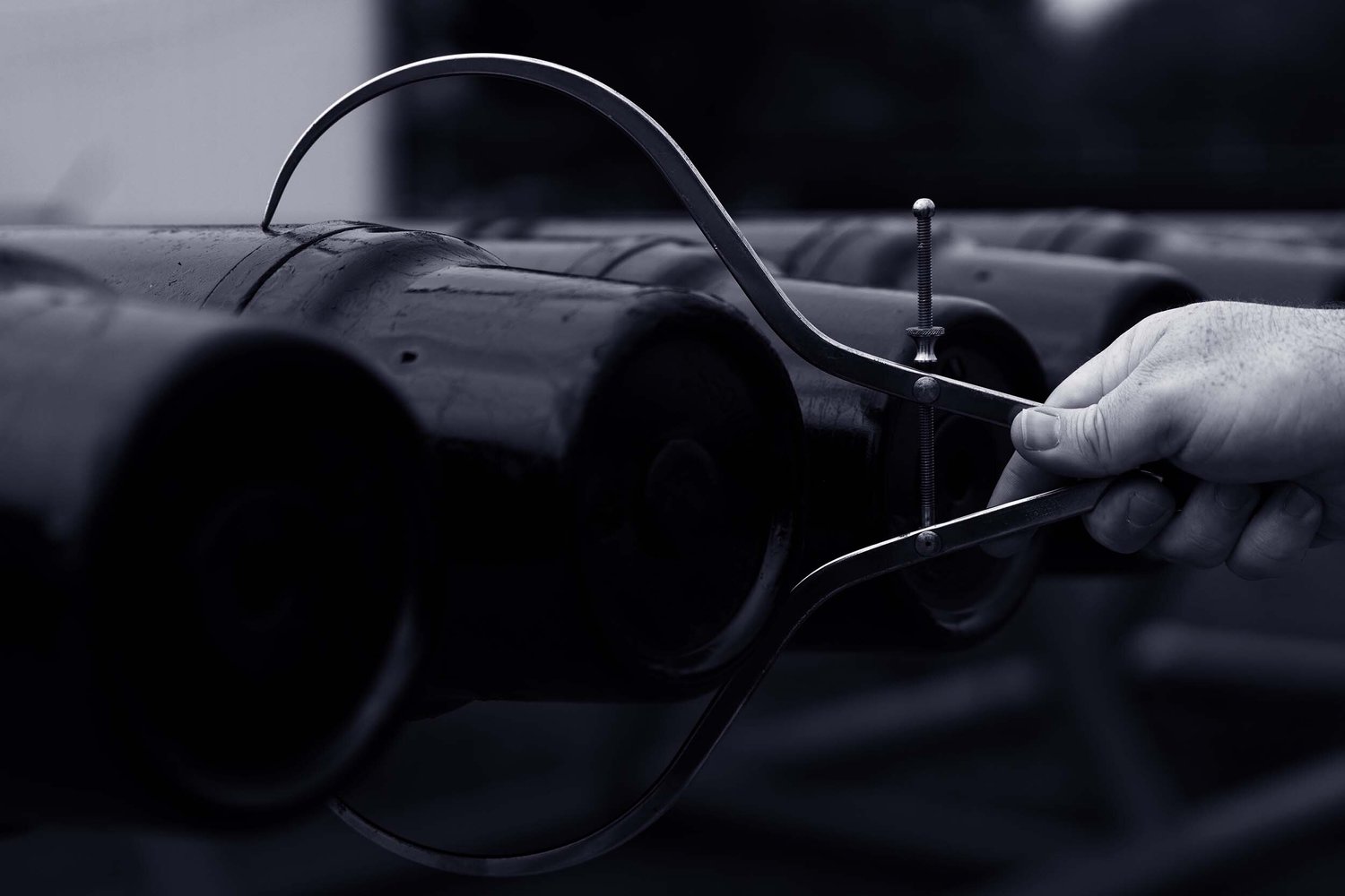Measuring drill pipe with calipers